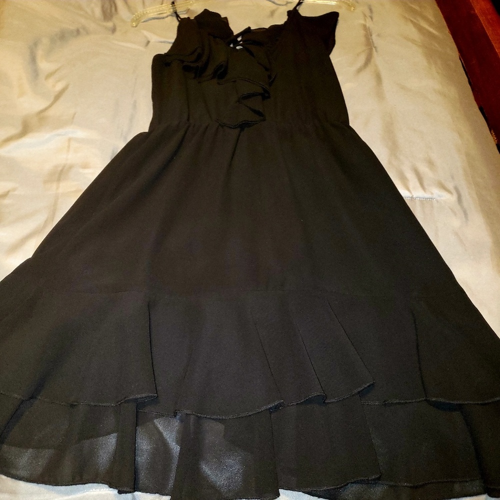 H&M ruffled knee length polyester dress EUC